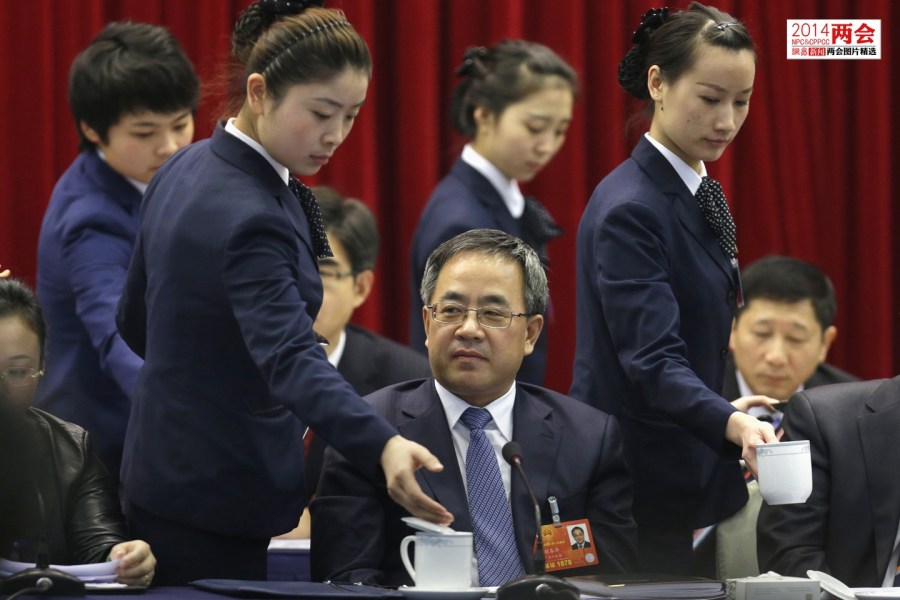 政協會議服務升級 主席臺增設男服務生倒水，體現會議細節優化